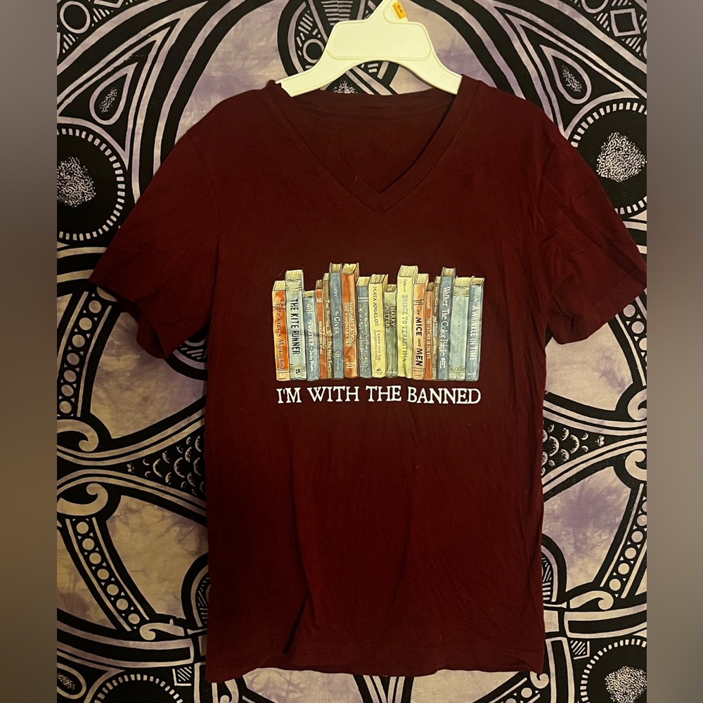"I'm with the Banned" books V-neck T-shirt